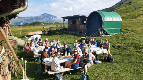 Guide group sunny day visiting the cheesemakers